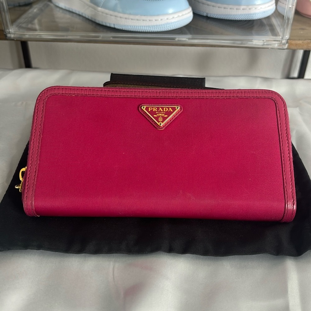 Prada pink zippy wallet 🩷